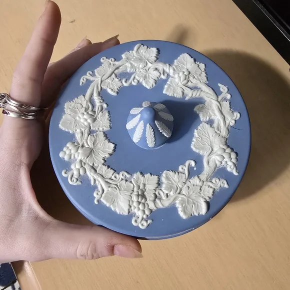 Wedgwood Blue Jasperware Large Round Trinket Box With Lid - Picture 5 of 5